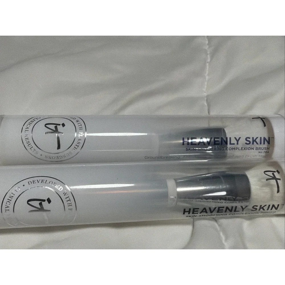 IT Cosmetics Heavenly Skin Skin-Smoothing Complexion Brush No 704 NEW SEALED